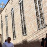 Préparatifs festifs autour des églises pour Pâques et la fête du printemps, avec des opérations de fermeture des commerces non conformes