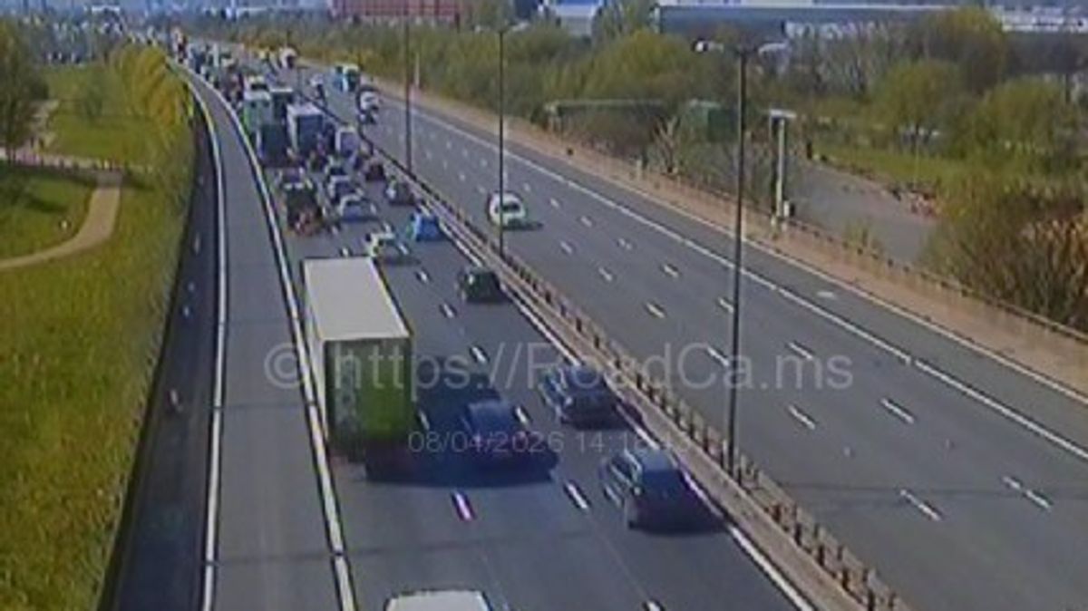 Retards à Spaghetti Junction après un spectaculaire accident de cinq voitures