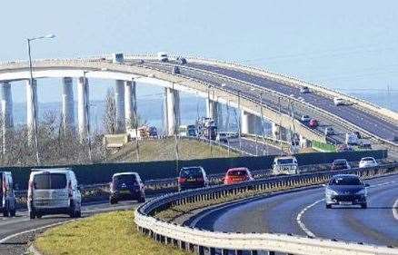 Des conducteurs rencontrent des retards près du Sheppey Crossing.
