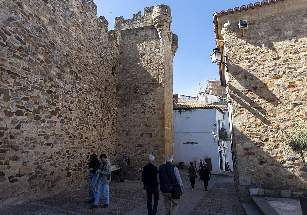 Révélation de cinq almenas almohades authentiques lors des travaux de la muraille de Cáceres !