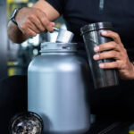 Saisie de 85 kg de produits protéinés et 45 kg de gainer et whey périmés : Fabriquez votre protéine sans conservateurs maison !
