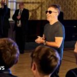 Simon Cowell surprend la chorale de l'école de Glantaf !