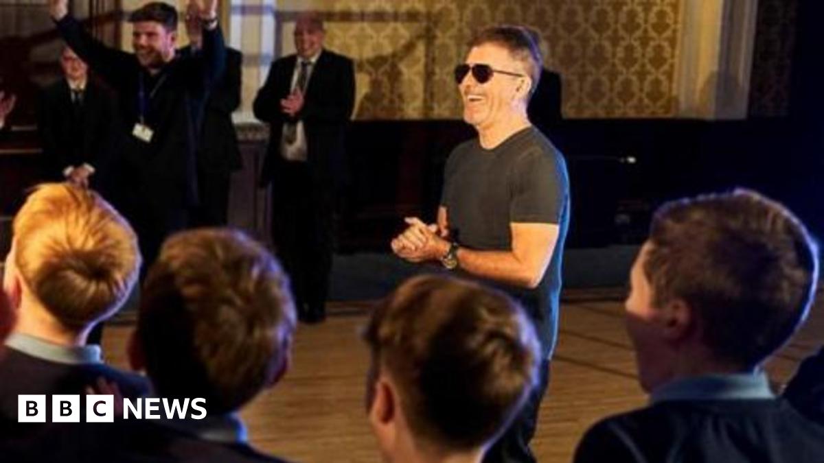 Simon Cowell surprend la chorale de l'école de Glantaf !