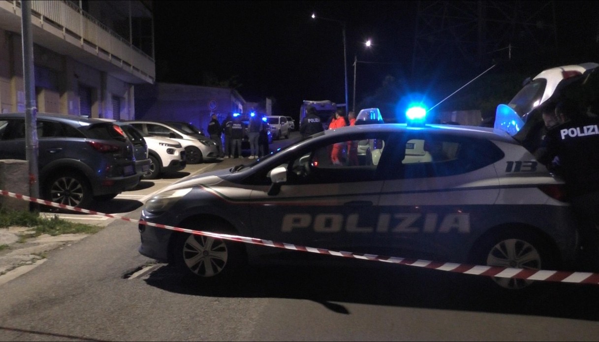 La police en bas de chez la femme qui s'est jetée par la fenêtre à Catanzaro