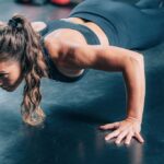 Un astuce de « push-up » pour femmes fait le buzz sur les réseaux sociaux – explications d'une anatomiste sur son efficacité