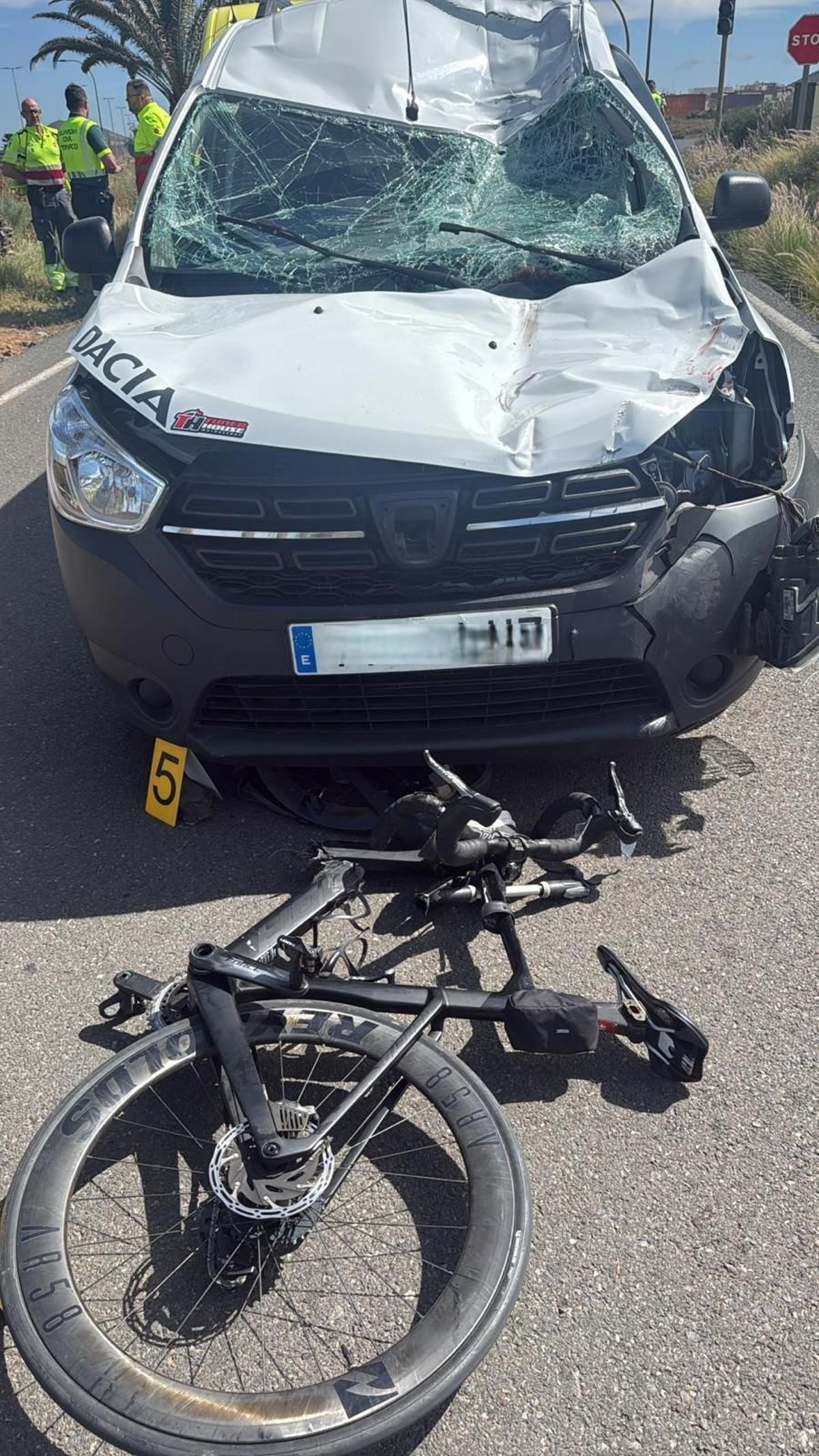 État de la bicyclette et de la fourgonnette impliquées dans l'accident mortel à Ingenio