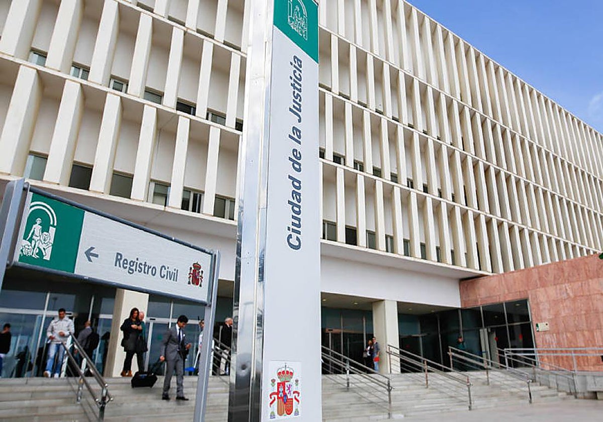 Un procès pour meurtre suspendu : l'accusé poignardé et abattu deux fois !