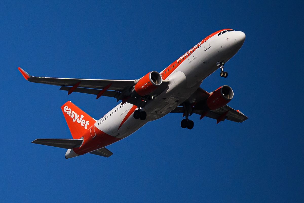 Un avion EasyJet survole Nantes, France, le 13 avril 2026.