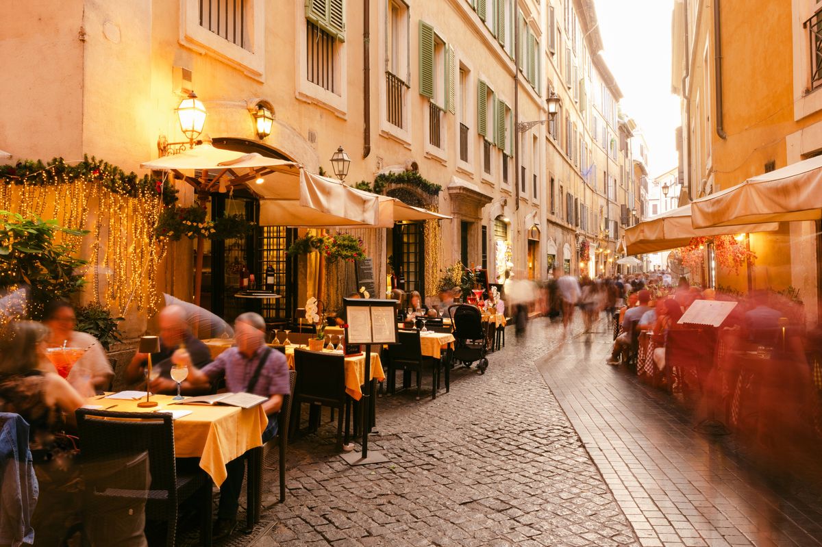 Des gens dînant sur une terrasse à Rome