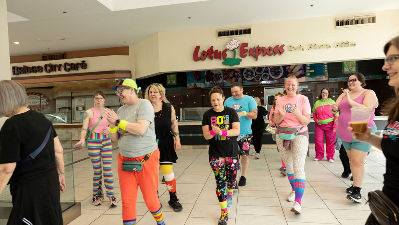 Des porte-drapeaux colorés du mall de Portland mettent du peps à la promenade