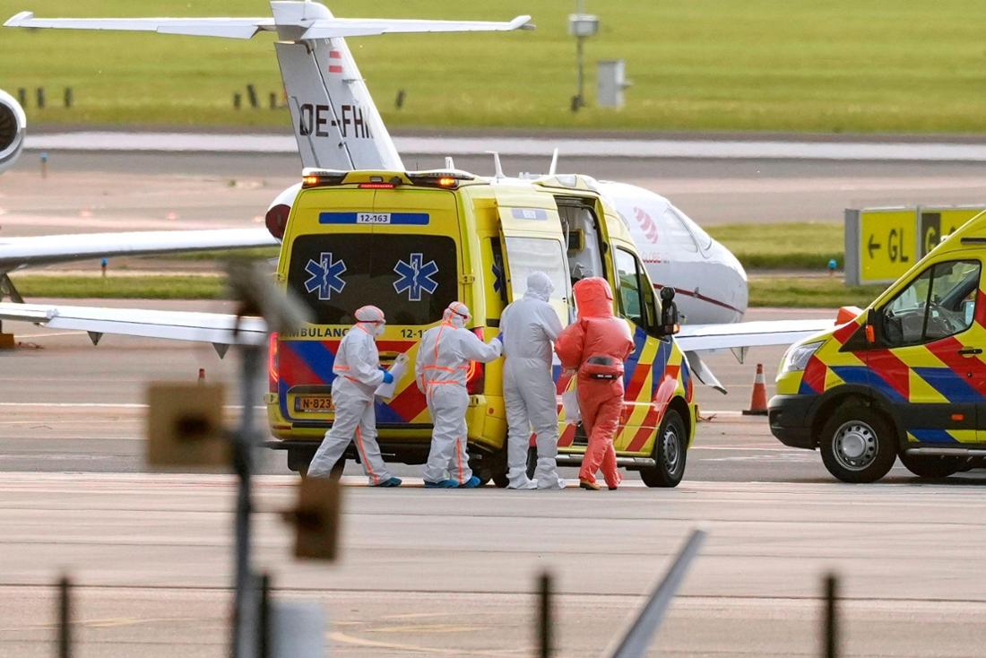 Rettungskräfte eskortierten auf dem Amsterdamer Flughafen eine Person, bei der eine Hantavirus-Infektion vermutet wird.