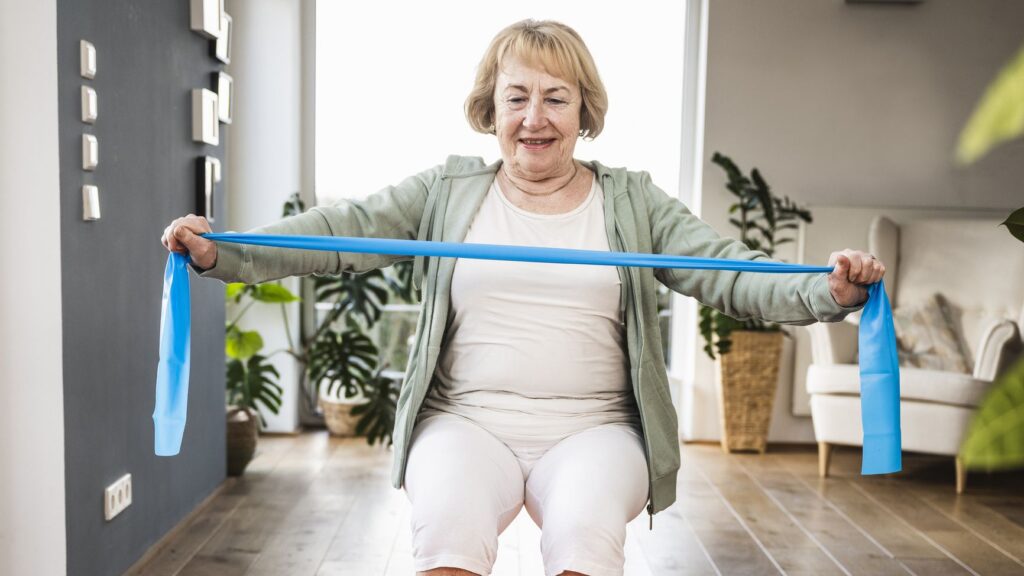 Renforcez votre mobilité et votre force fonctionnelle avec ces quatre exercices élastiques pour seniors