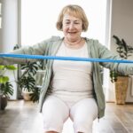 Renforcez votre mobilité et votre force fonctionnelle avec ces quatre exercices élastiques pour seniors