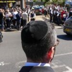 Un homme cache sa kippa sous une casquette après l'attaque de Golders Green : Observance émotive du premier Shabbat