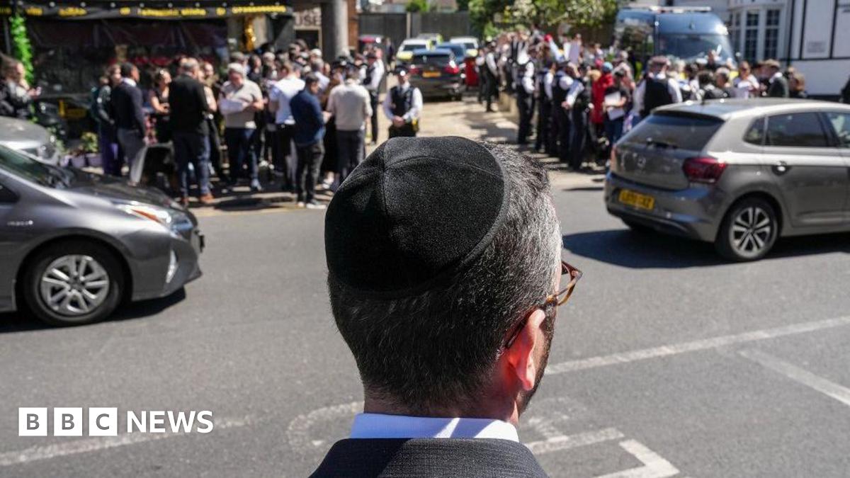 Un homme cache sa kippa sous une casquette après l'attaque de Golders Green : Observance émotive du premier Shabbat