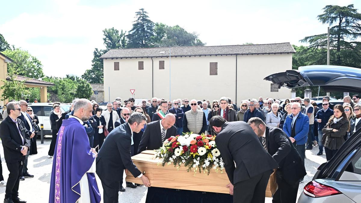 Une vie extraordinaire : un dernier adieu émouvant à Gianni Leoni entouré d'amis et de collègues