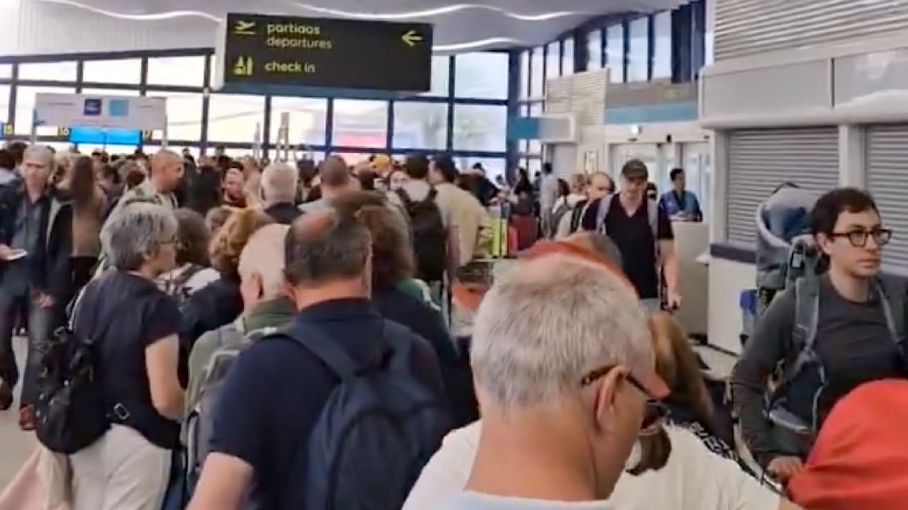Chaos à l’aéroport : des milliers de vacanciers bloqués au Portugal !