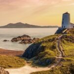 Église en ruines, écureuils roussâtres et une île éphémère : découvrez Traeth Llanddwyn, la plus belle plage du Royaume-Uni.