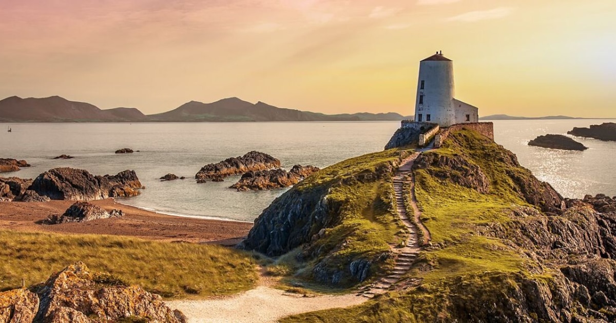 Église en ruines, écureuils roussâtres et une île éphémère : découvrez Traeth Llanddwyn, la plus belle plage du Royaume-Uni.