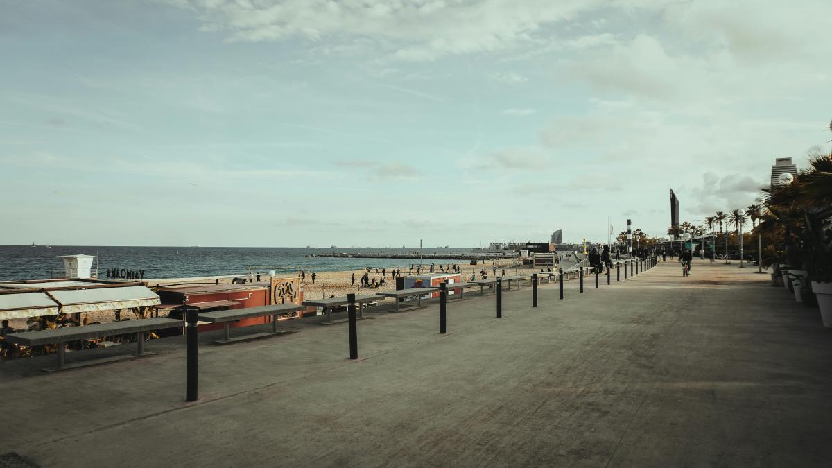 Barcelona renforce la sécurité des plages : plus de policiers contre la musique trop forte !
