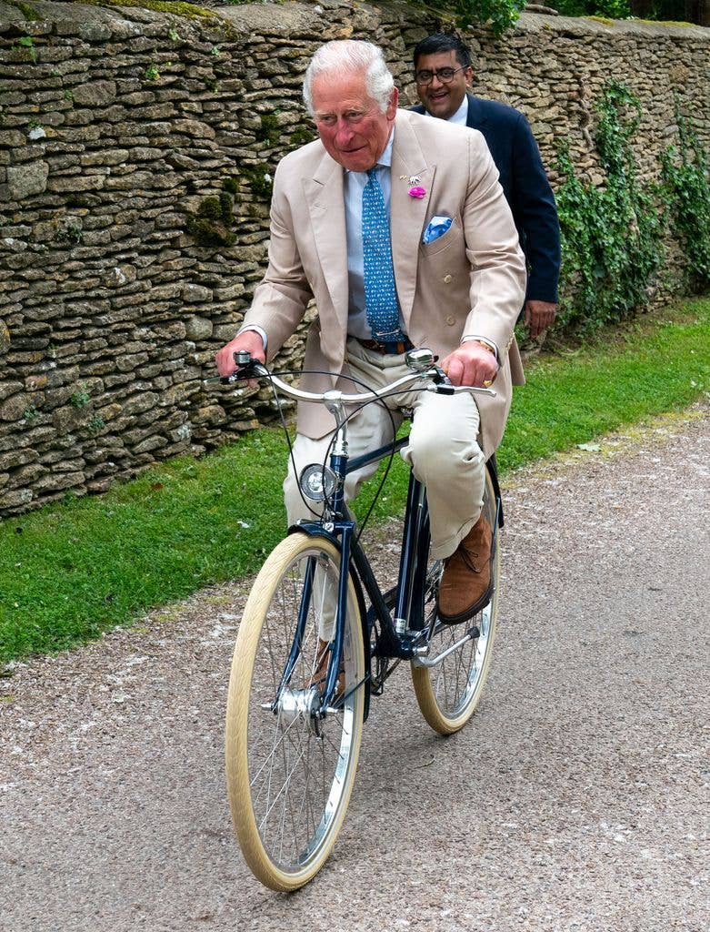 Charles à vélo pour l'événement Palaces on Wheels en 2021