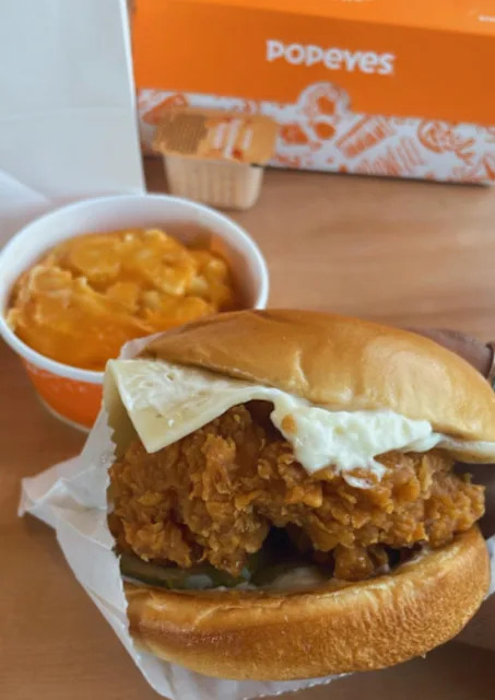 Un sandwich au poulet croustillant avec du fromage