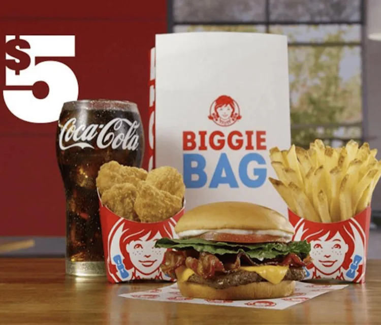 Un Biggie Bag de Wendy's avec un cheeseburger, des frites, des nuggets de poulet et une boisson