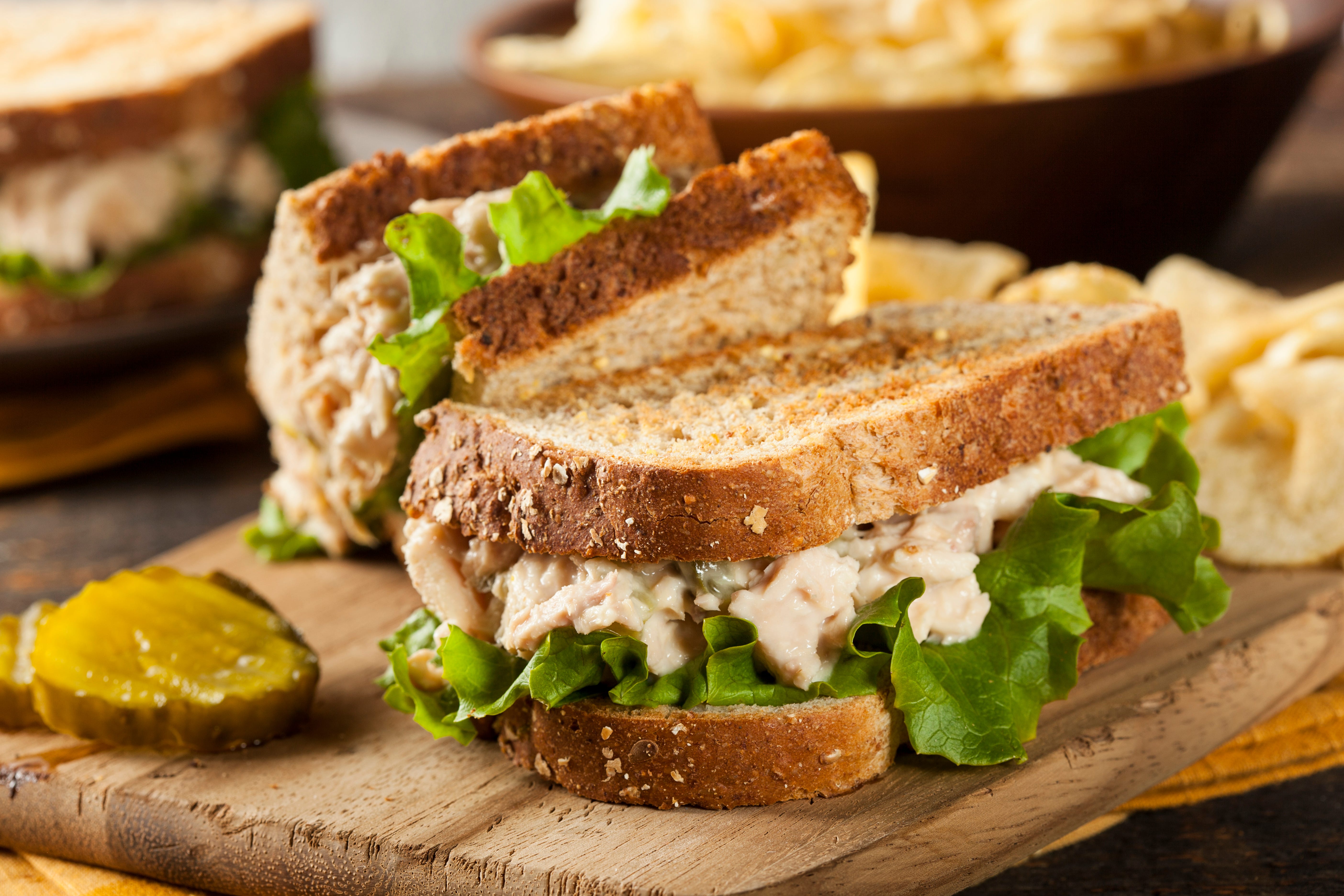 Un sandwich de grains entiers sur une planche à découper.