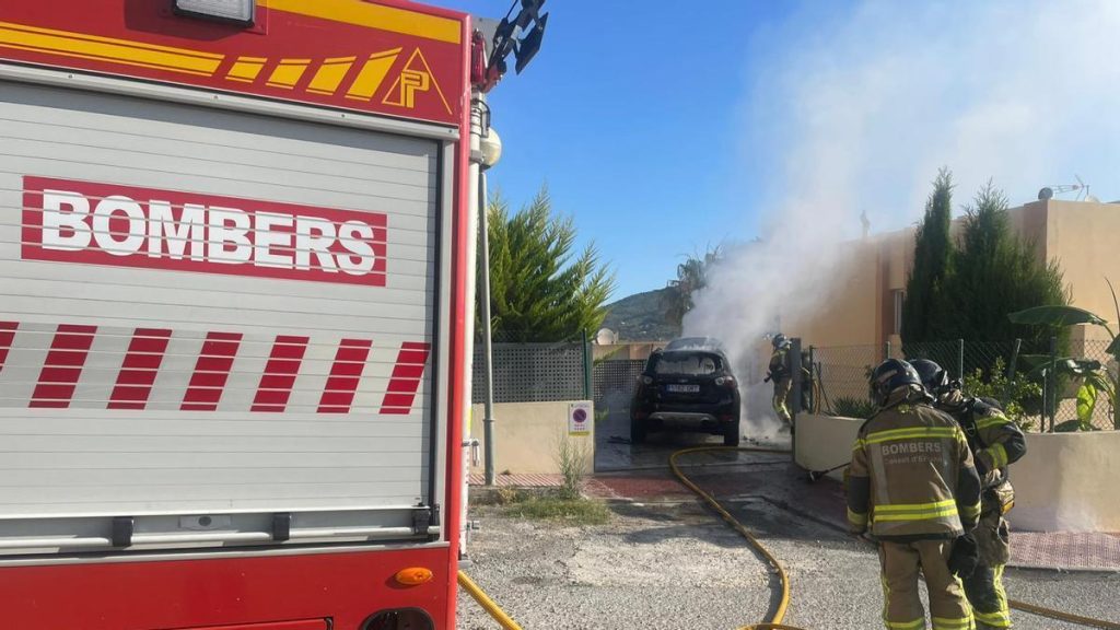 Coche en flammes par une panne technique à Siesta