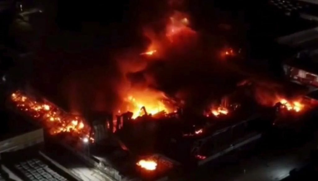 Incendie à Sarno : une épaisse fumée noire menace la ville, fermez vos fenêtres !