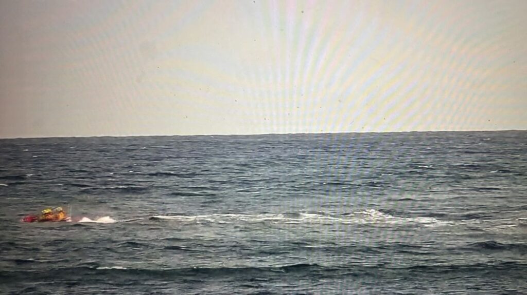 Mère et fils bloqués sur une plage cornique pendant plus de trois heures