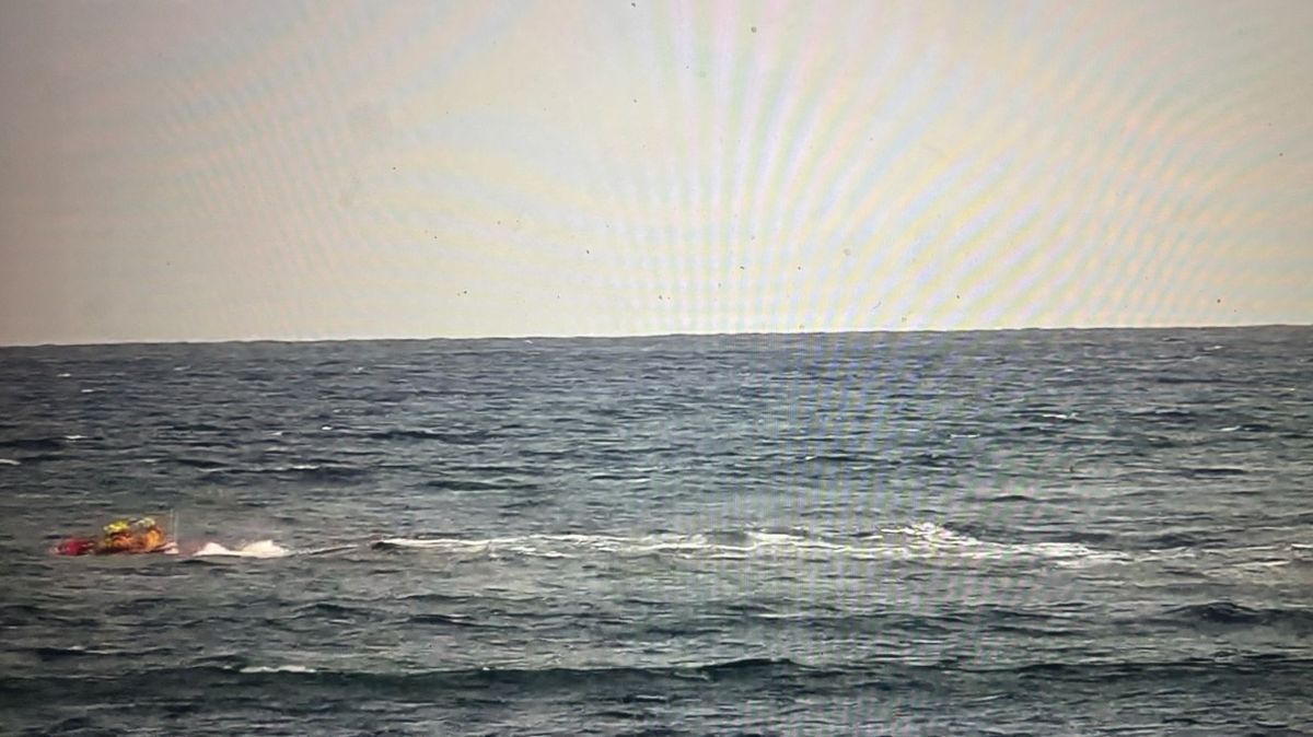 Mère et fils bloqués sur une plage cornique pendant plus de trois heures