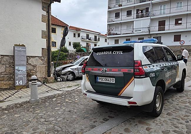 Une patrouille de la Guardia Civil, près de la voiture accidentée.