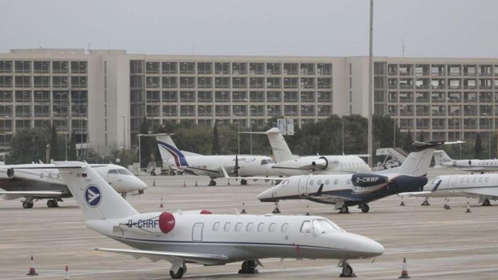 Aena installe de nouveaux vitrages dans 2 178 logements à Mallorca pour atténuer le bruit des avions