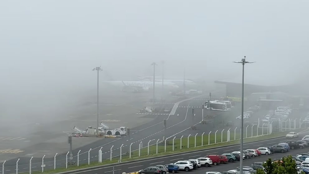 De nombreux vols sont cloués au sol en raison du brouillard dense.