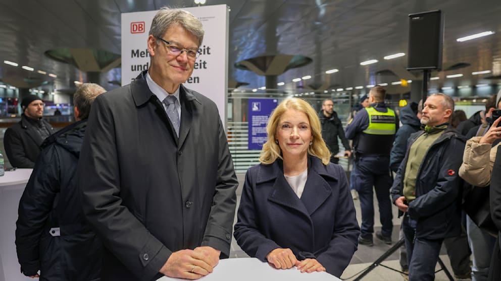 Bundesverkehrsminister Patrick Schnieder et Bahnchefin Evelyn Palla lors de la présentation du programme d'urgence à la gare centrale de Berlin.