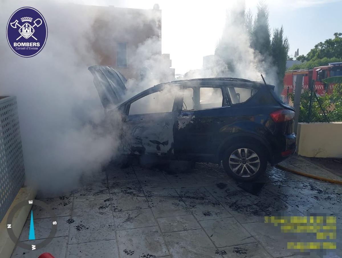 Coche incendiado.