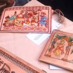 Créations uniques : des étudiants transforment les civilisations du monde en sacs en cuir dans la rue de l'art