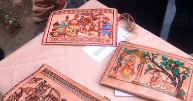 Créations uniques : des étudiants transforment les civilisations du monde en sacs en cuir dans la rue de l'art
