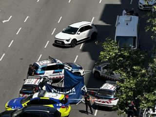 Les Mossos sécurisent le lieu de l'accident à l'avenue Sarrià Josep Tarradellas