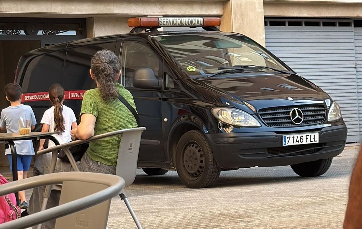 Moment où la fourgonnette du Service Judiciaire quitte le bâtiment.