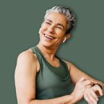 Des exercices debout pour un ventre plat après 60 ans