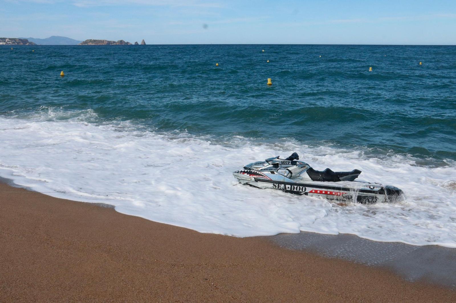 La moto aquatique que llevaba el menor, localizada en la playa de Pals.