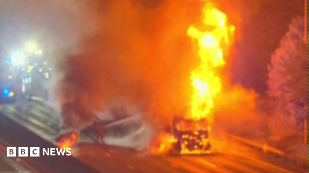 Fermetures de la M25 vers l'ouest en Essex à cause de deux incendies de camions