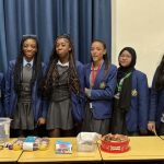 Hulme Grammar School lève 2 500 £ pour soutenir les familles vulnérables locales avec 'The Crib'