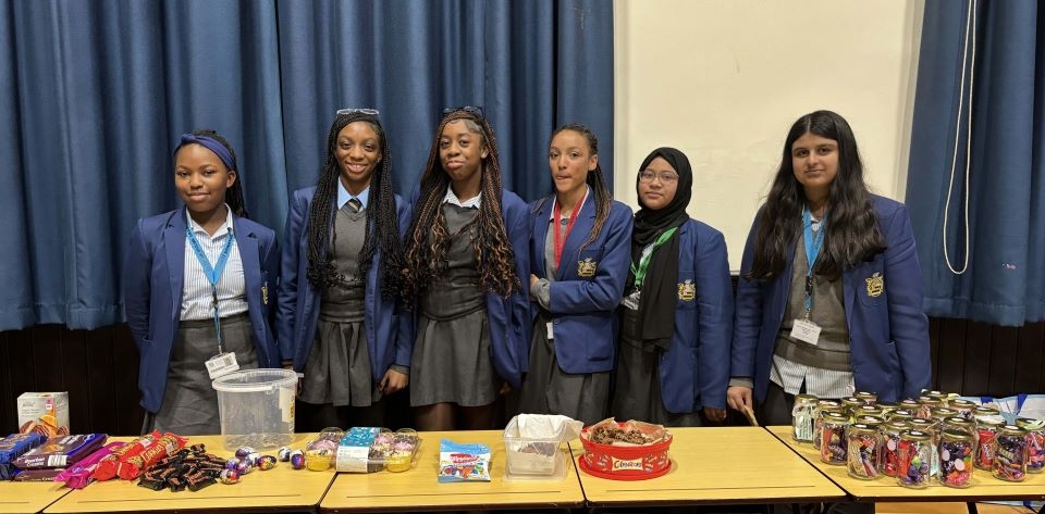 Hulme Grammar School lève 2 500 £ pour soutenir les familles vulnérables locales avec 'The Crib'
