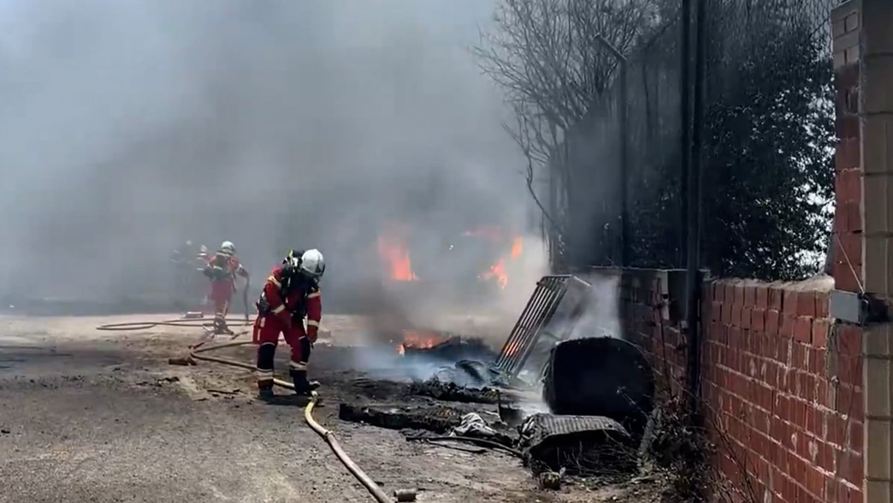 Incendie à Parla : plusieurs camions et cabanes en flammes