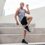 J'aide les plus de 50 ans à bouger : 3 exercices doux pour plus de stabilité qu'une marche de 30 minutes