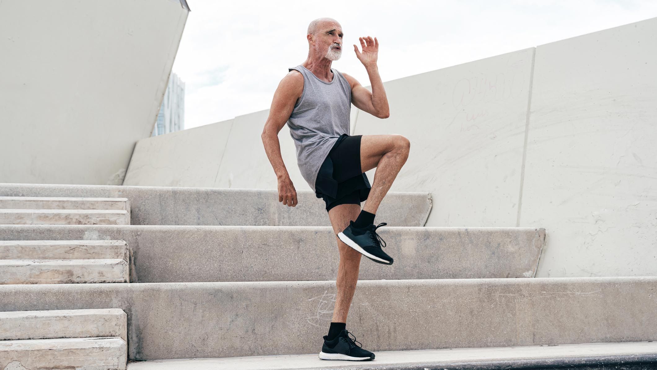 J'aide les plus de 50 ans à bouger : 3 exercices doux pour plus de stabilité qu'une marche de 30 minutes