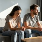 La menace silencieuse qui ronge les couples : les experts tirent la sonnette d'alarme sur cette habitude toxique à éviter à tout prix.